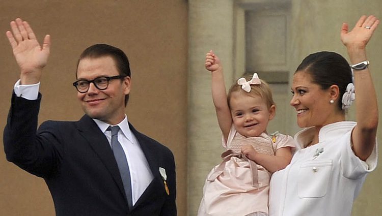 Victoria y Daniel de Suecia y la Princesa Estela saludan en el Jubileo del Rey Carlos Gustavo de Suecia