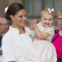 La Princesa Estela sonríe junto a Victoria de Suecia en el Jubileo del Rey Carlos Gustavo de Suecia