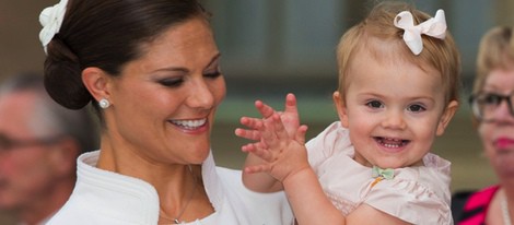 La Princesa Estela sonríe junto a Victoria de Suecia en el Jubileo del Rey Carlos Gustavo de Suecia