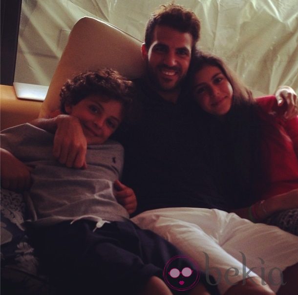 Cesc Fábregas con los hijos de Daniella Semaan y Elie Taktouk