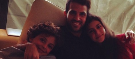 Cesc Fábregas con los hijos de Daniella Semaan y Elie Taktouk