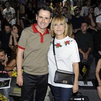 Antonia San Juan y Luis Miguel Seguí en el desfile primavera/verano 2014 de Carlos Díez y María Escoté