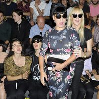 Rossy de Palma y Topacio Fresh en el desfile primavera/verano 2014 de Carlos Díez y María Escoté en Madrid Fashion Week