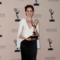 Carrie Preston posa con su galardón en los Emmy Creativos 2013