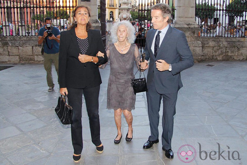 Carmen Tello y los Duques de Alba en la misa funeral de la Duquesa de Medinaceli