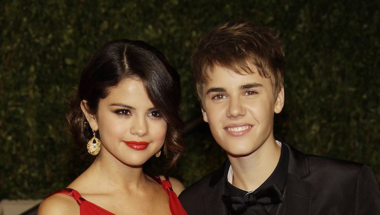 Justin Bieber y Selena Gomez confirman su noviazgo en una fiesta tras los Oscar 2011