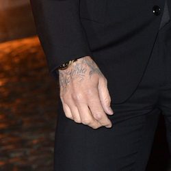 Tatuaje con el nombre de Victoria en la mano derecha de David Beckham