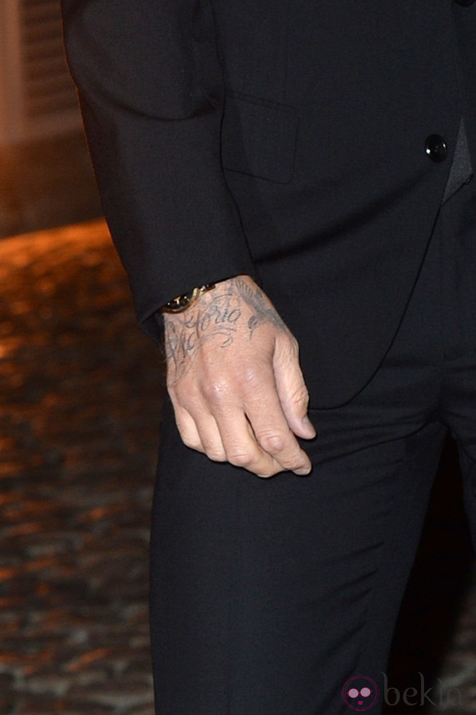 Tatuaje con el nombre de Victoria en la mano derecha de David Beckham