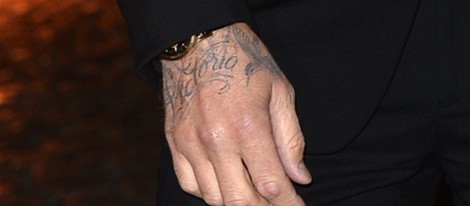 Tatuaje con el nombre de Victoria en la mano derecha de David Beckham