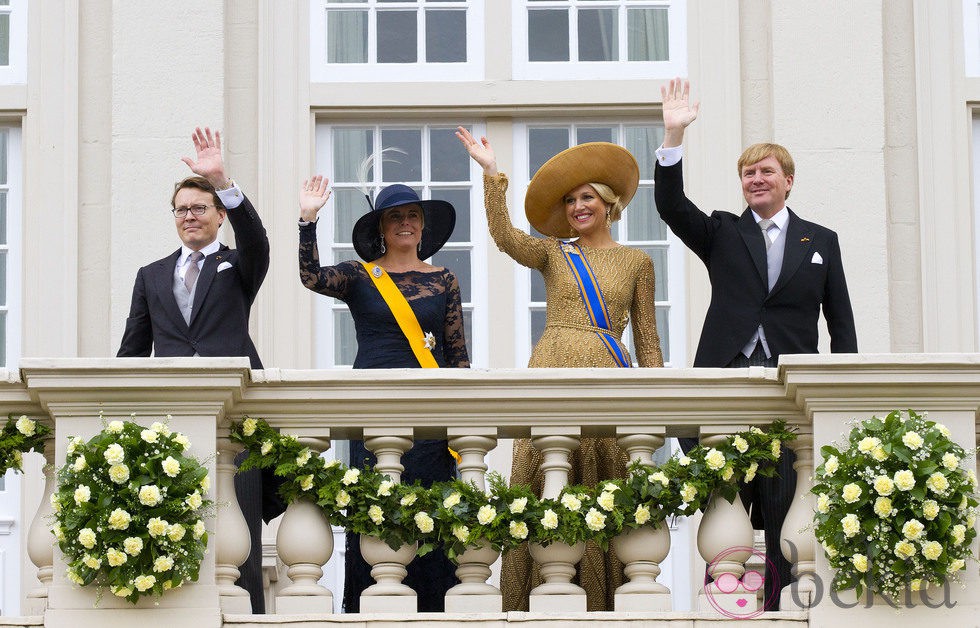 Los Reyes de Holanda saludan junto a los Príncipes Constantino y Laurentien en la apertura del Parlamento