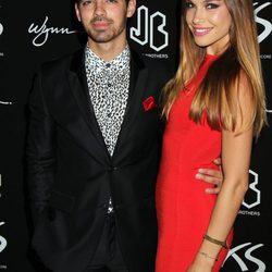 Joe Jonas y Blanda Eggenschwiler en la fiesta del 21 cumpleaños de Nick Jonas en Las Vegas