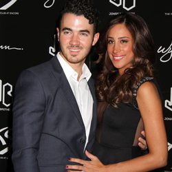 Kevin Jonas y su mujer Danielle en la fiesta del 21 cumpleaños de Nick Jonas en Las Vegas