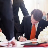 Félix de Luxemburgo firmando en su boda civil con Claire Lademacher