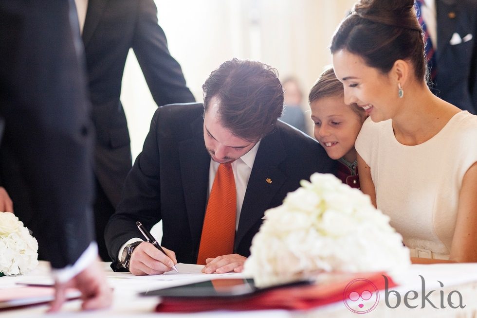 Félix de Luxemburgo firmando en su boda civil con Claire Lademacher