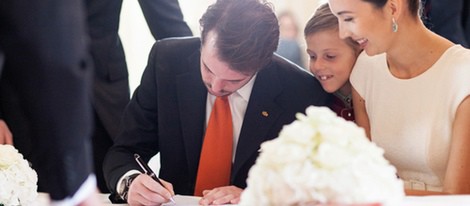 Félix de Luxemburgo firmando en su boda civil con Claire Lademacher