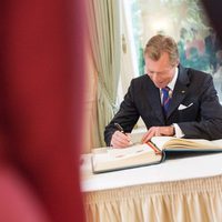 El Gran Duque Enrique de Luxemburgo firmando en la boda civil de Félix de Luxemburgo y Claire Lademacher