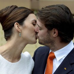 Félix de Luxemburgo y Claire Lademacher se dan un beso en su boda civil