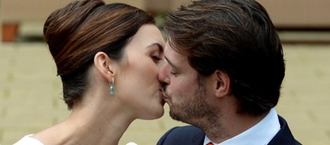 Félix de Luxemburgo y Claire Lademacher se dan un beso en su boda civil