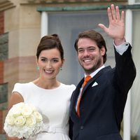 Félix de Luxemburgo y Claire Lademacher saludando en su boda civil