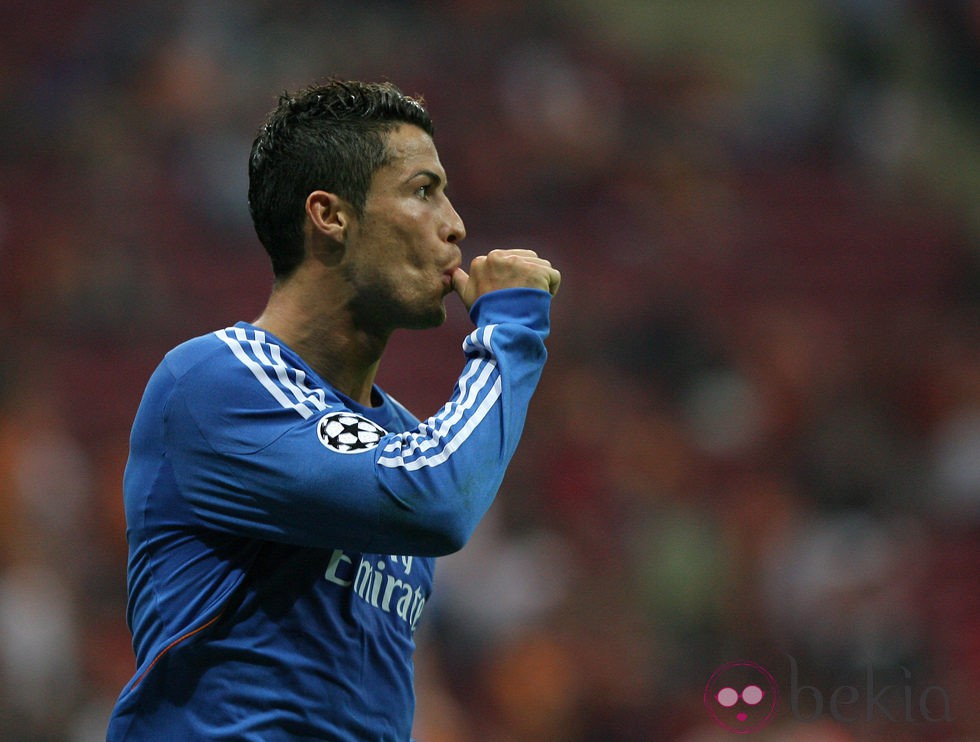 Cristiano Ronaldo celebra un gol frente al Galatasaray chupándose el dedo