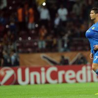 Cristiano Ronaldo con el balón bajo la camiseta tras ganar al Galatasaray