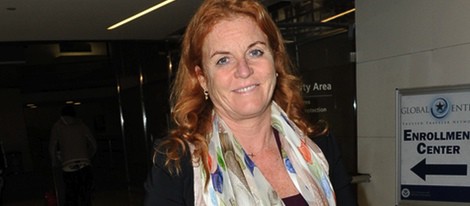 Sarah Ferguson con el bolso con la cara de sus hijas