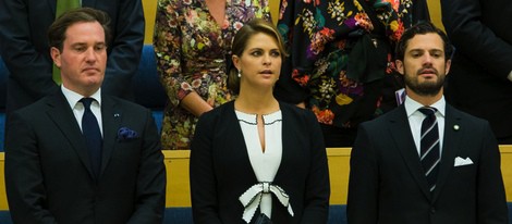 Chris O'Neill, la Princesa Magdalena y el Príncipe Carlos Felipe durante la apertura del Parlamento