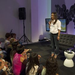 Chenoa con sus fans durante la presentación del disco 'Otra Dirección'