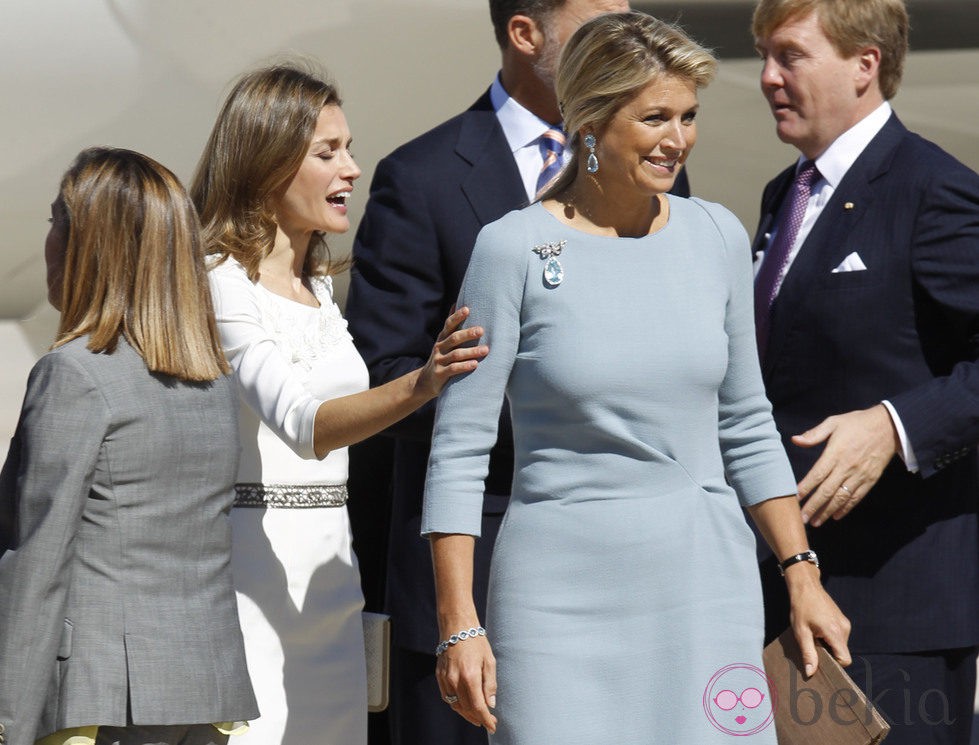 La Princesa Letizia toca el brazo de Máxima de Holanda a su llegada a España