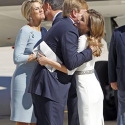 Los Príncipes de Asturias y los Reyes de Holanda se saludan afectuosamente en Madrid