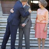 Guillermo Alejandro de Holanda abraza al Rey Juan Carlos en Zarzuela