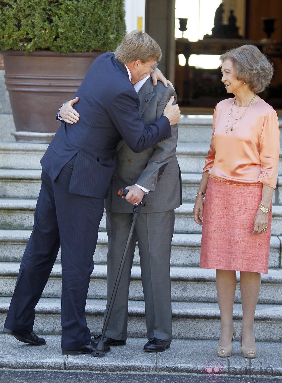 Guillermo Alejandro de Holanda abraza al Rey Juan Carlos en Zarzuela