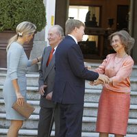 Los Reyes de España saudan a los Reyes de Holanda en Zarzuela