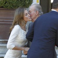 La Princesa Letizia besa al Rey Juan Carlos en el almuerzo ofrecido a los Reyes de Holanda