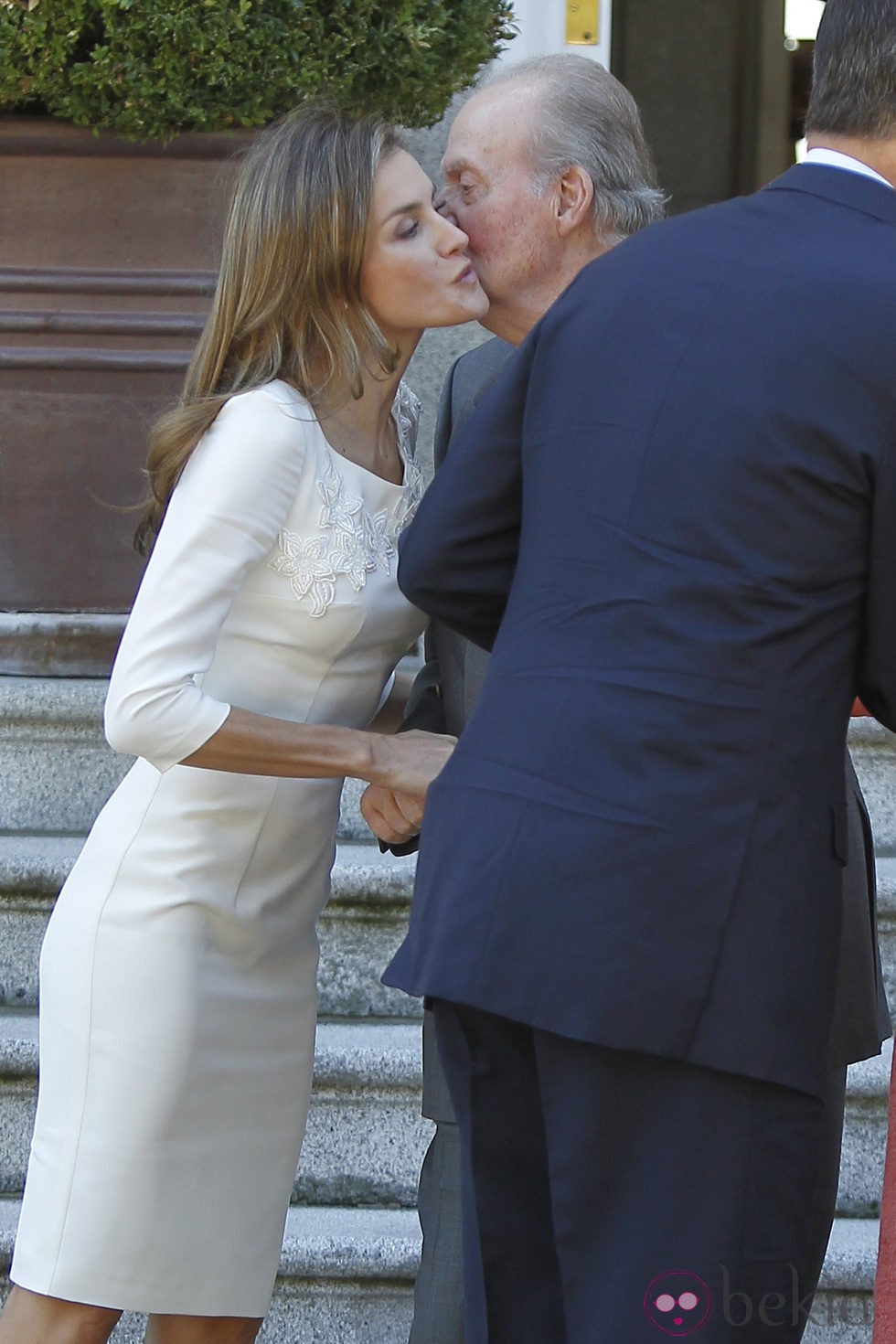 La Princesa Letizia besa al Rey Juan Carlos en el almuerzo ofrecido a los Reyes de Holanda