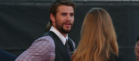 Liam Hemsworth y Eliza González en el estreno de 'Rush' en Londres