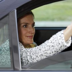 La Princesa Letizia saludando después de presidir el congreso del 60 aniversario de la AECC