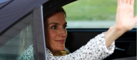 La Princesa Letizia saludando después de presidir el congreso del 60 aniversario de la AECC