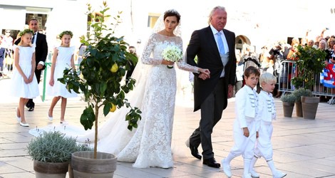 Claire Lademacher con su padre y los pajes antes de su boda con Félix de Luxemburgo