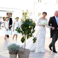 Claire Lademacher con su padre y los pajes antes de su boda con Félix de Luxemburgo