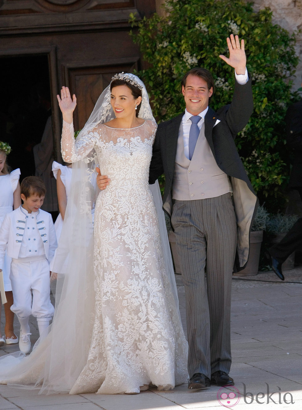 Félix de Luxemburgo y Claire Lademacher saludan tras su boda religiosa