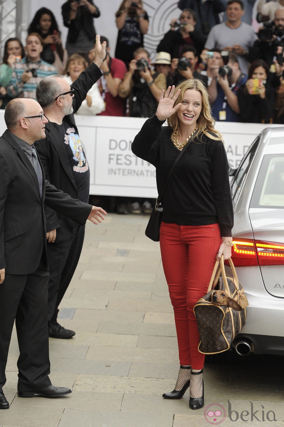 Álex de la Iglesia y Carolina Bang a su llegada al Festival de San Sebastián 2013