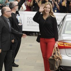 Álex de la Iglesia y Carolina Bang a su llegada al Festival de San Sebastián 2013