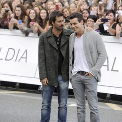 Hugo Silva y Mario Casas, muy cómplices en el Festival de San Sebastián 2013