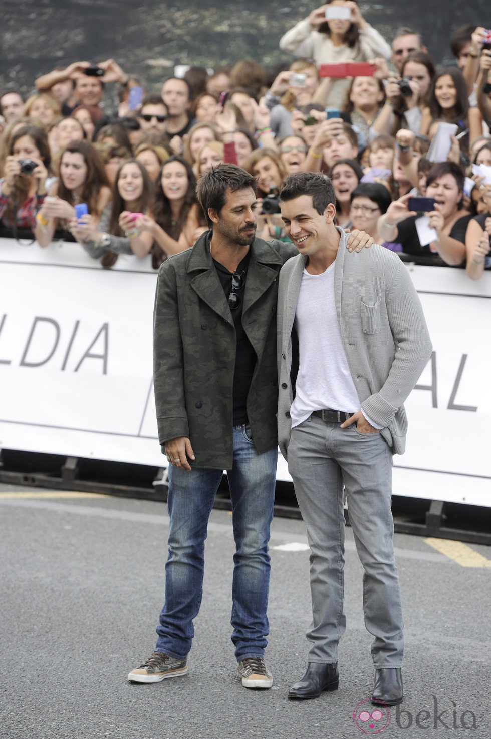 Hugo Silva y Mario Casas, muy cómplices en el Festival de San Sebastián 2013