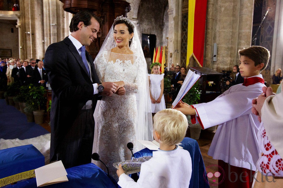 Félix de Luxemburgo y Claire Lademacher intercambian las alianzas en su boda