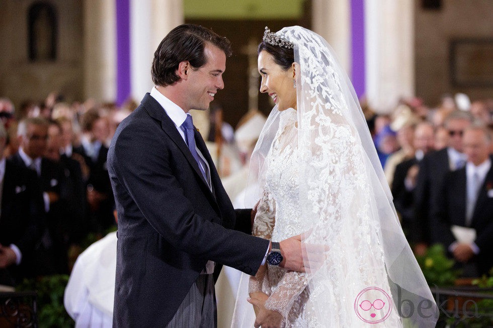 Félix de Luxemburgo y Claire Lademacher se dedican una tierna mirada en su boda religiosa