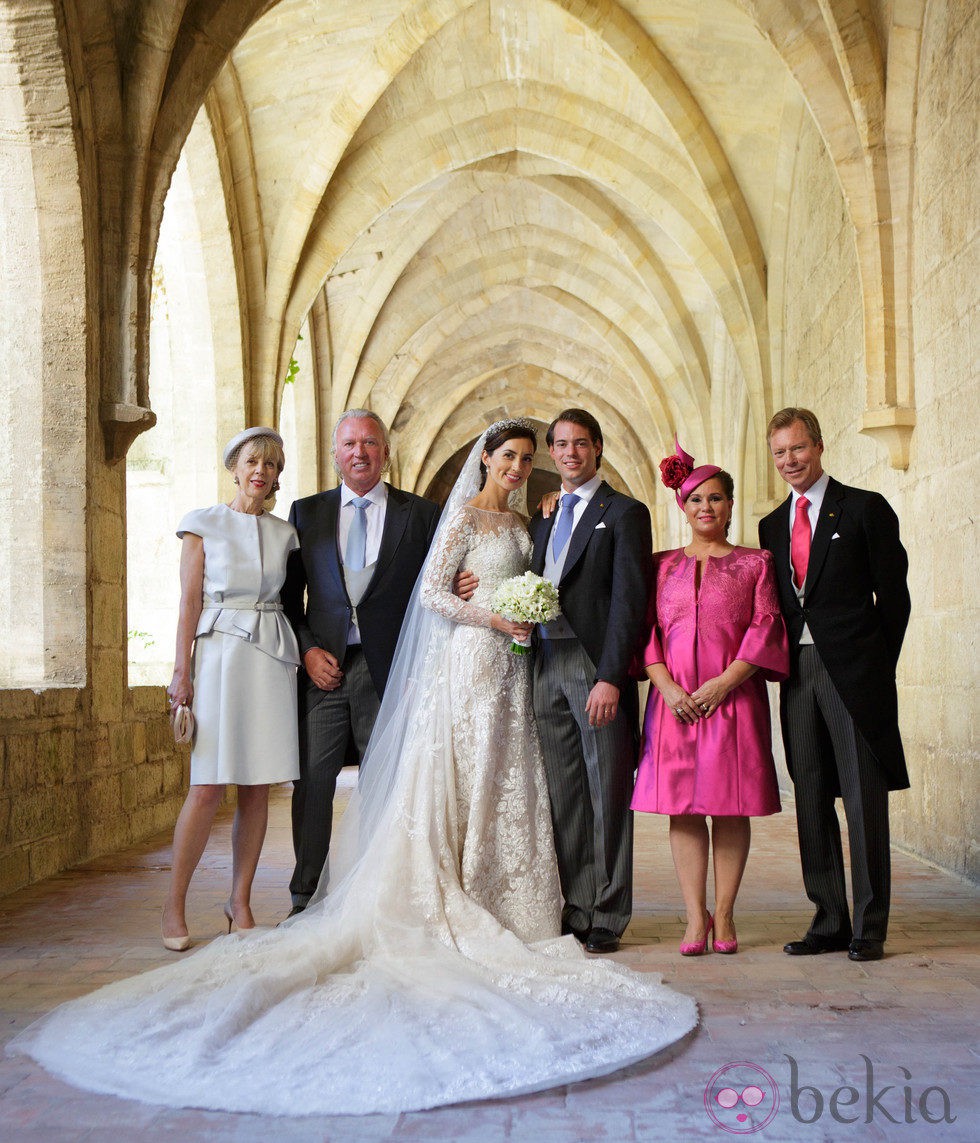 Félix de Luxemburgo y Claire Lademacher posan con sus padres el día de su boda