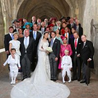 Félix de Luxemburgo y Claire Lademacher posan con sus familias tras su boda religiosa