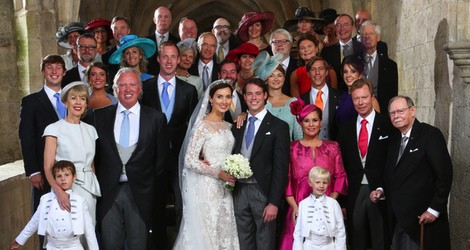 Félix de Luxemburgo y Claire Lademacher posan con sus familias tras su boda religiosa